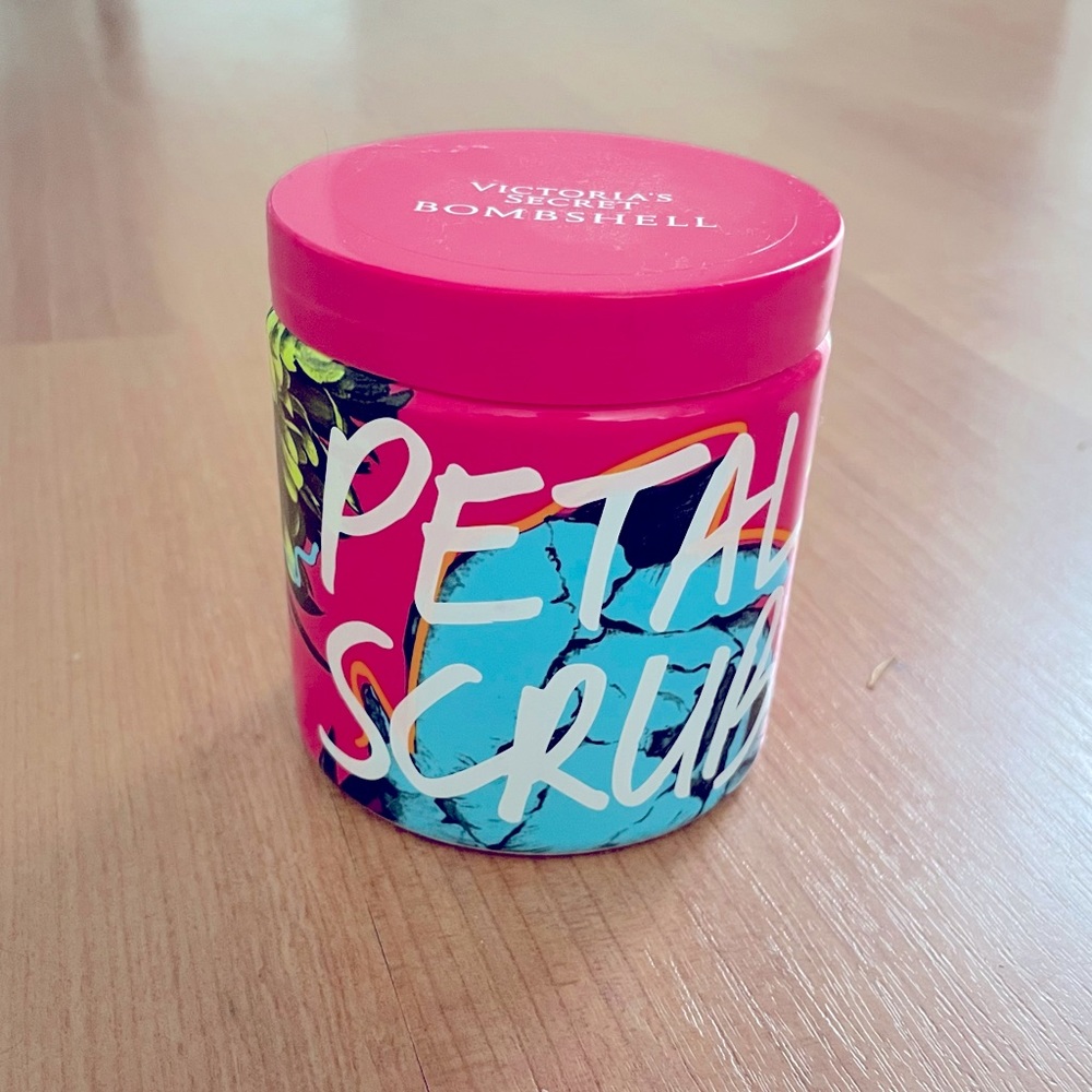 Victoria’s secret BOMBSHELL PETAL SCRUB